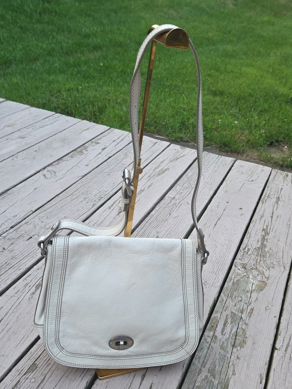 Vintage Fossil Turnlock Cream Leather Saddle Crossbody Bag $150 Retail  EUC
